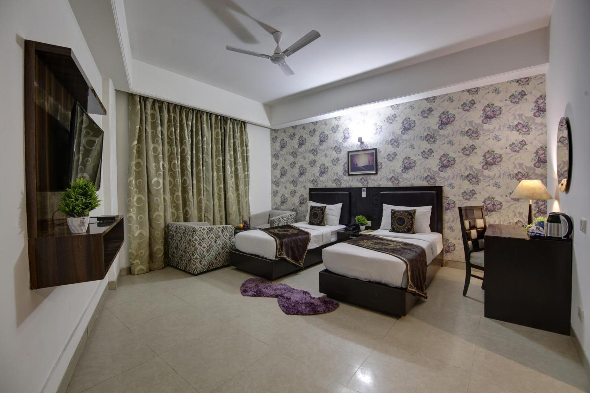 Hotel Venus Plaza Yeni Delhi Dış mekan fotoğraf