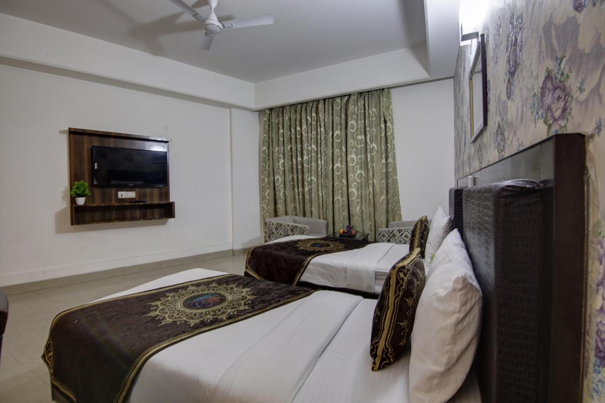 Hotel Venus Plaza Yeni Delhi Dış mekan fotoğraf
