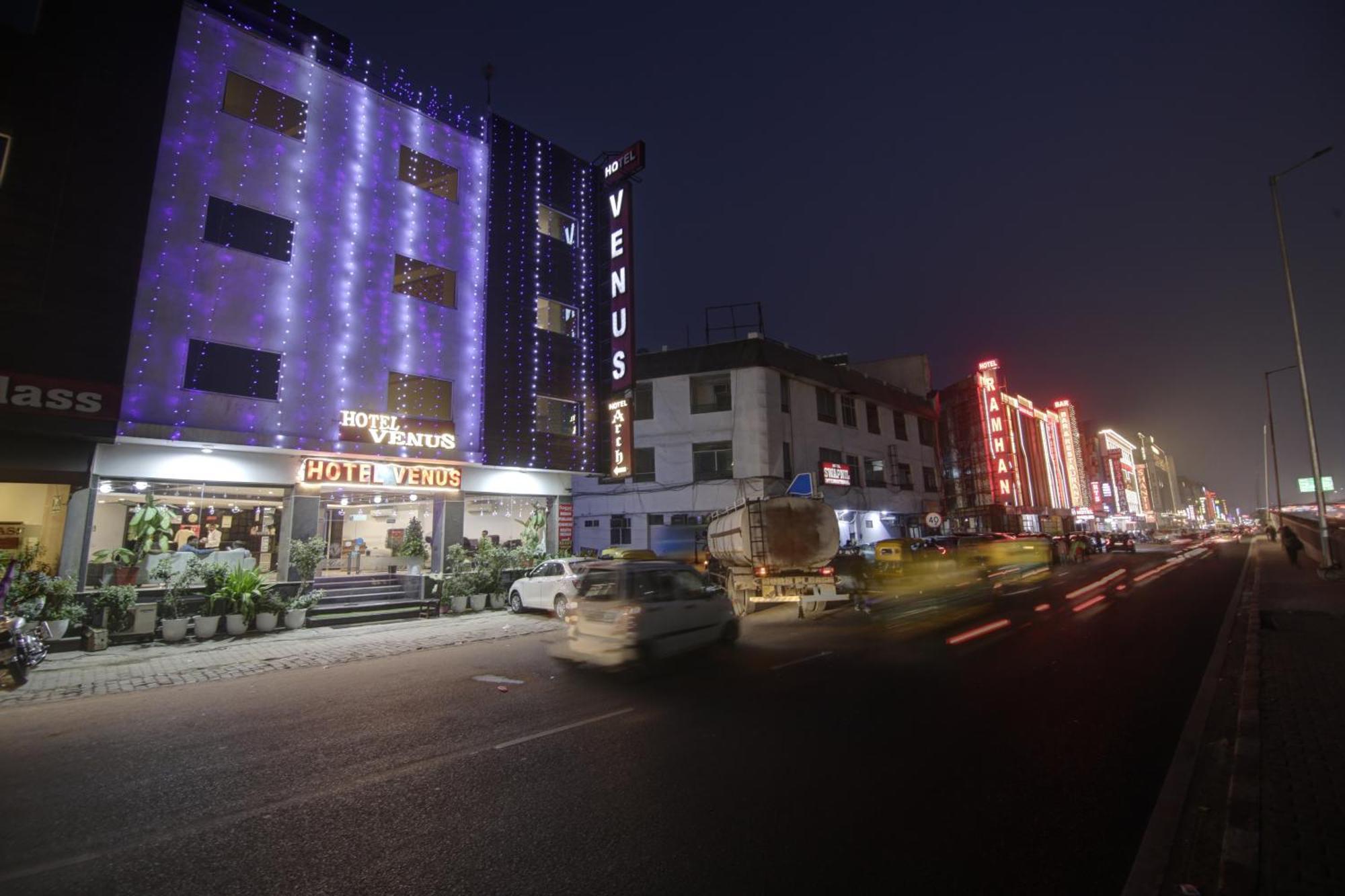 Hotel Venus Plaza Yeni Delhi Dış mekan fotoğraf