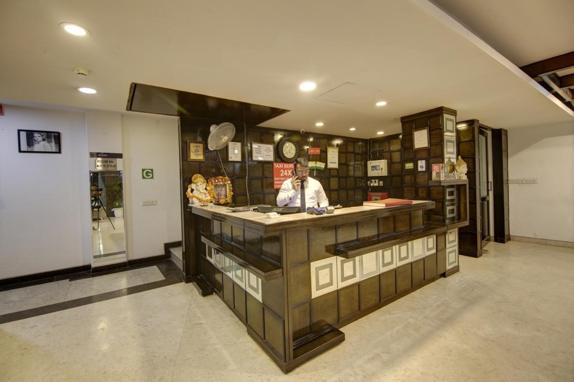 Hotel Venus Plaza Yeni Delhi Dış mekan fotoğraf