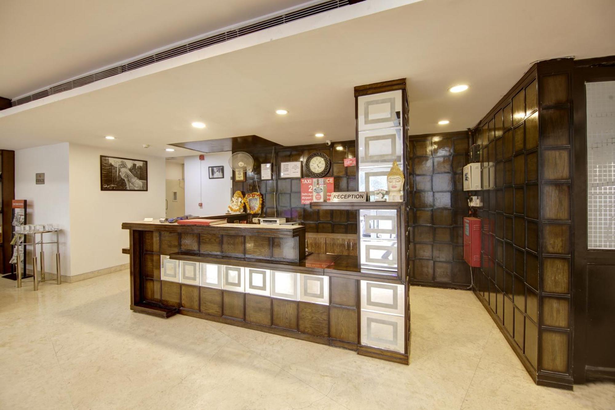 Hotel Venus Plaza Yeni Delhi Dış mekan fotoğraf
