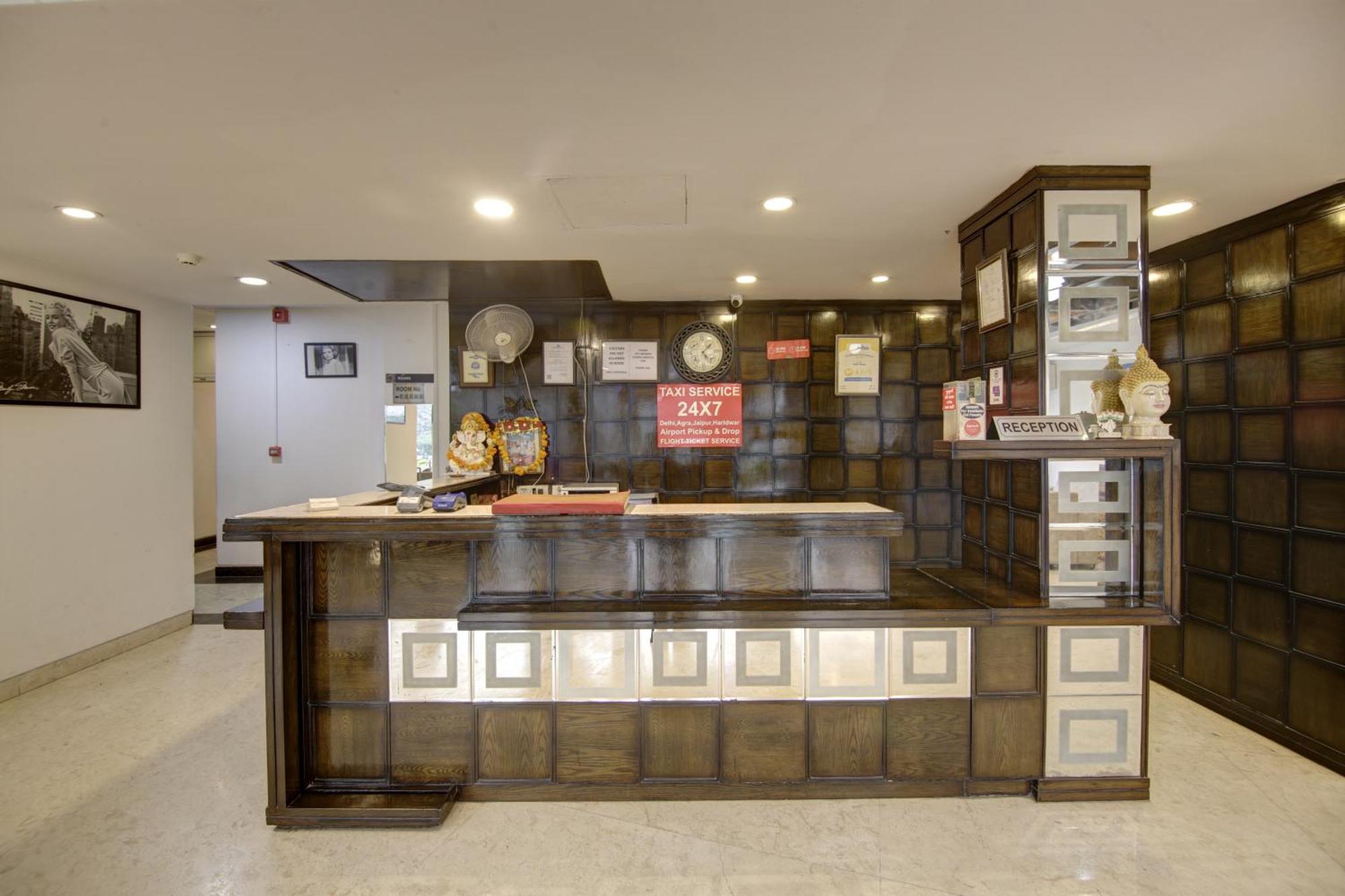 Hotel Venus Plaza Yeni Delhi Dış mekan fotoğraf