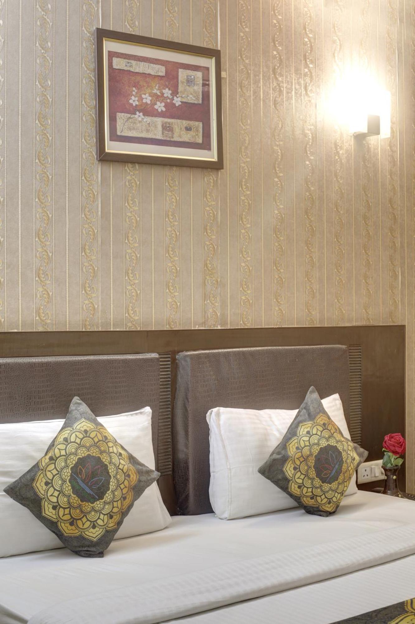Hotel Venus Plaza Yeni Delhi Dış mekan fotoğraf