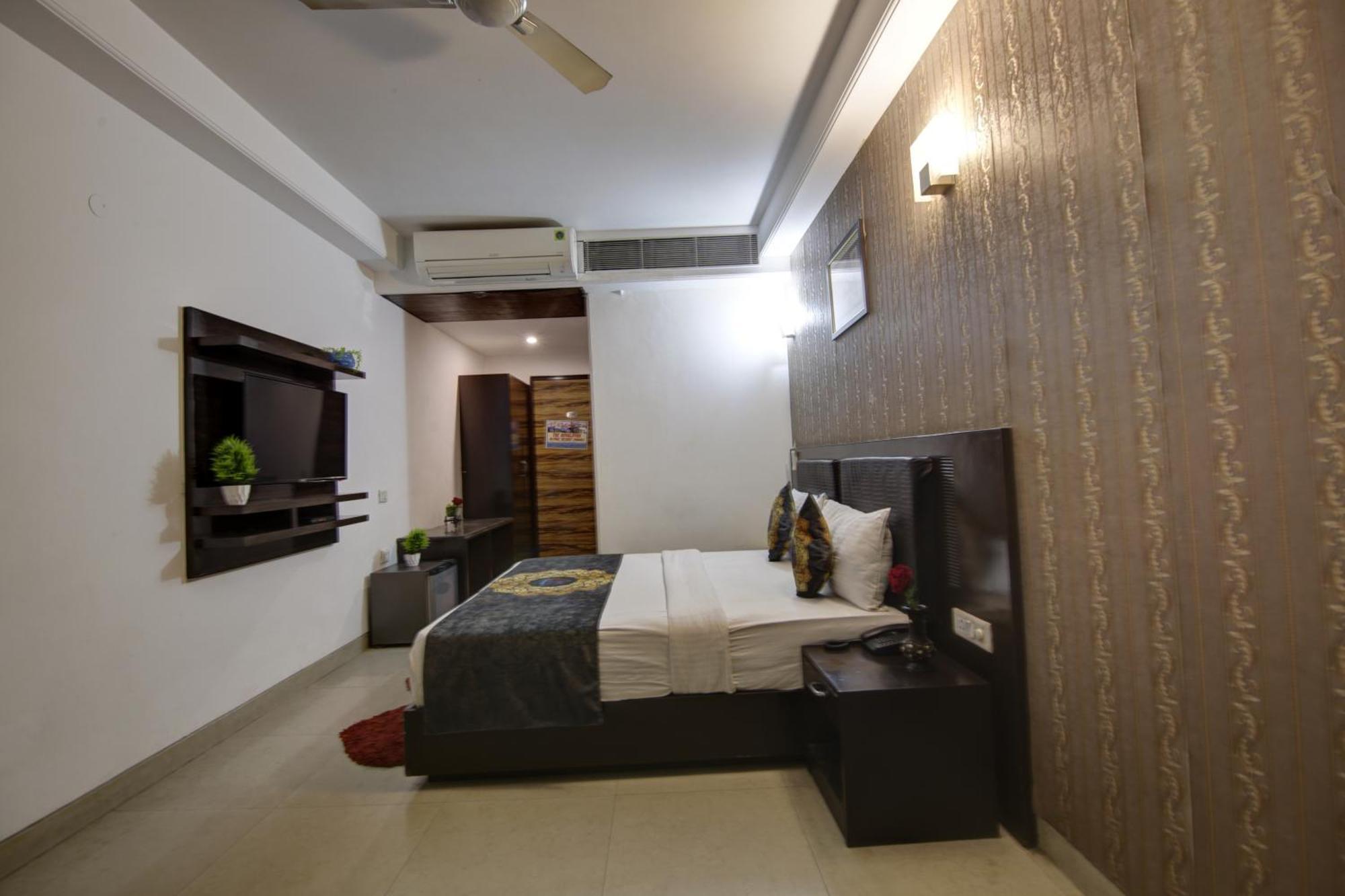 Hotel Venus Plaza Yeni Delhi Dış mekan fotoğraf