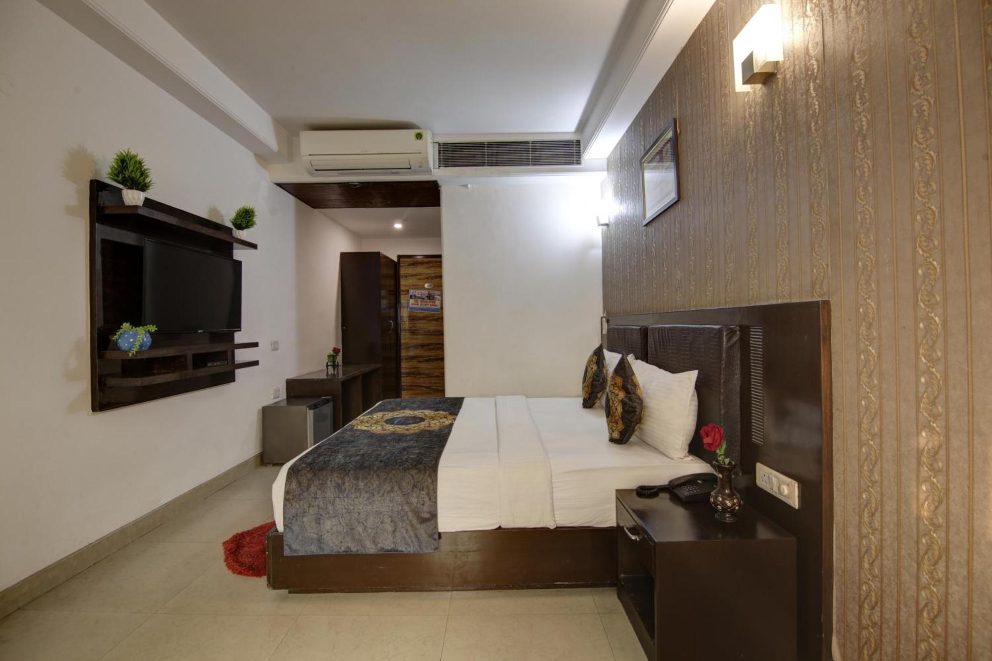 Hotel Venus Plaza Yeni Delhi Dış mekan fotoğraf