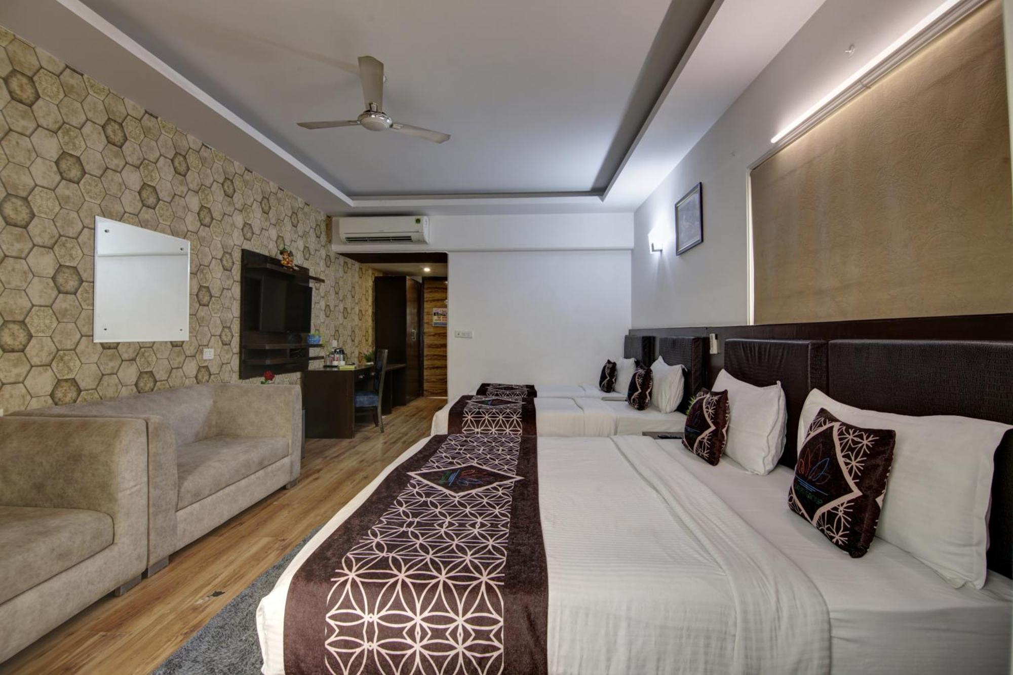 Hotel Venus Plaza Yeni Delhi Dış mekan fotoğraf