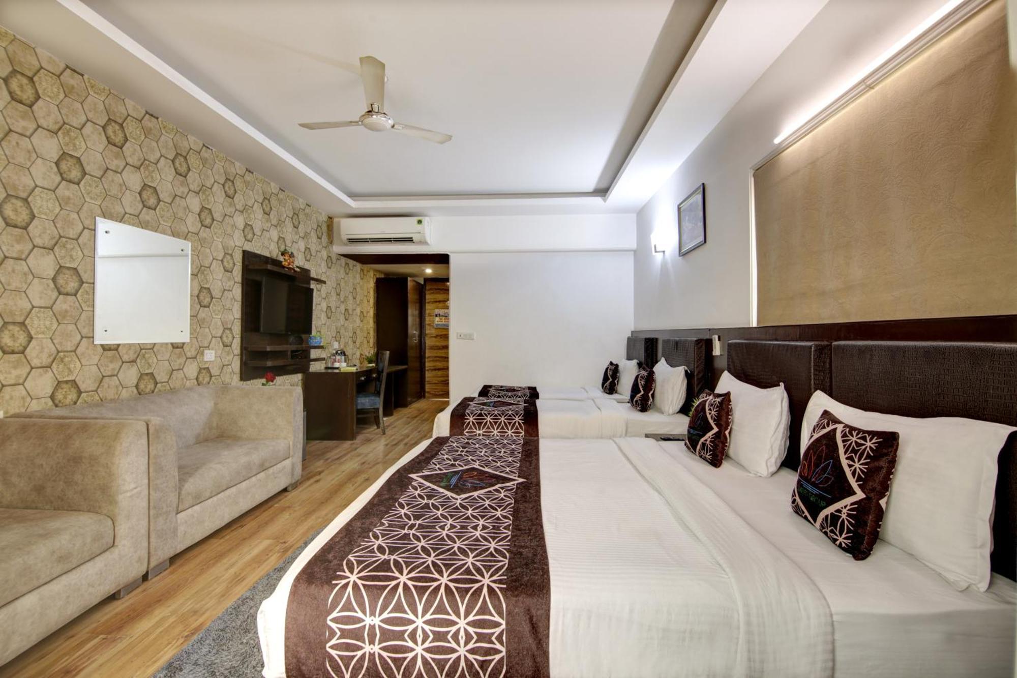 Hotel Venus Plaza Yeni Delhi Dış mekan fotoğraf