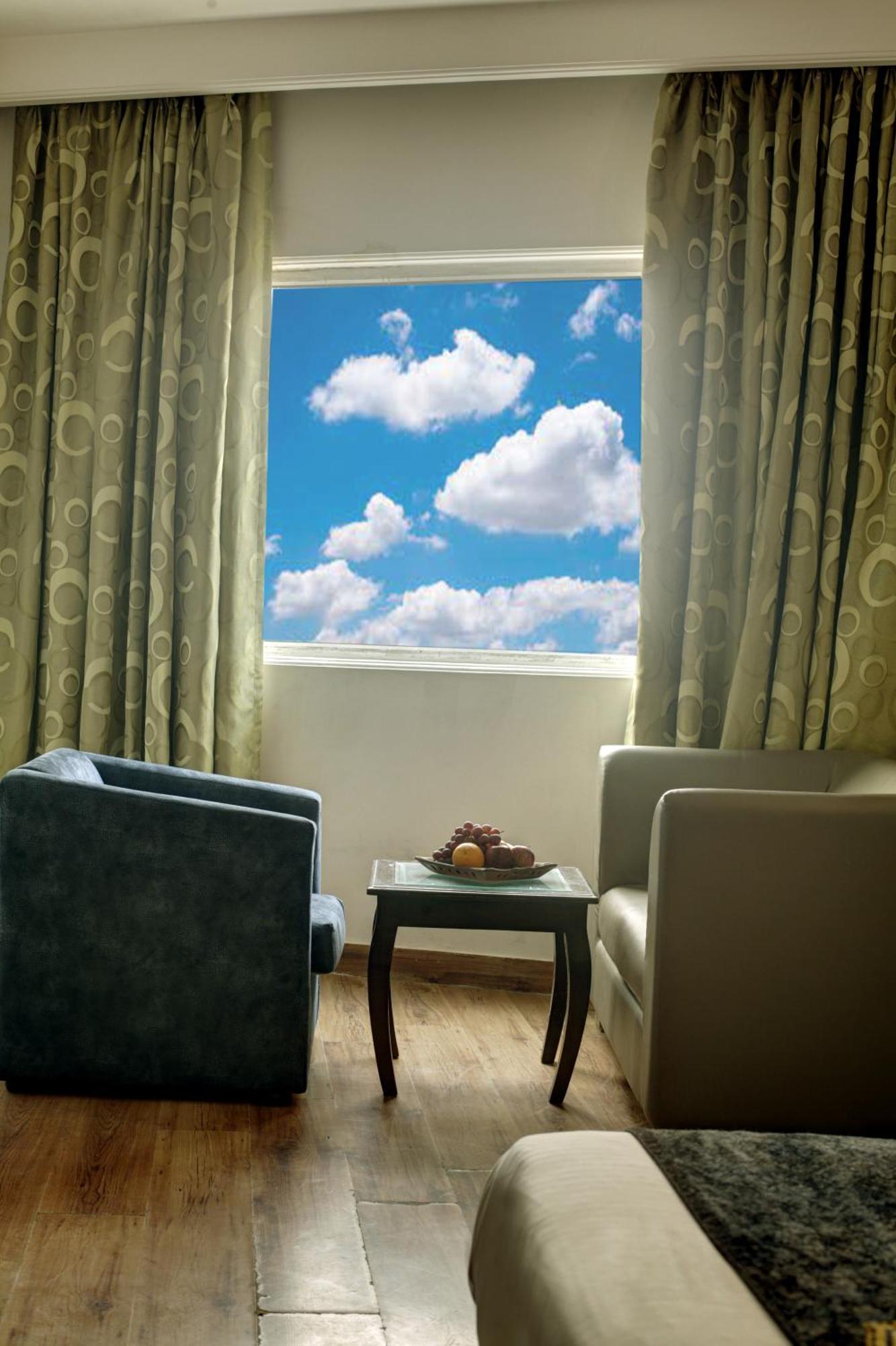 Hotel Venus Plaza Yeni Delhi Dış mekan fotoğraf